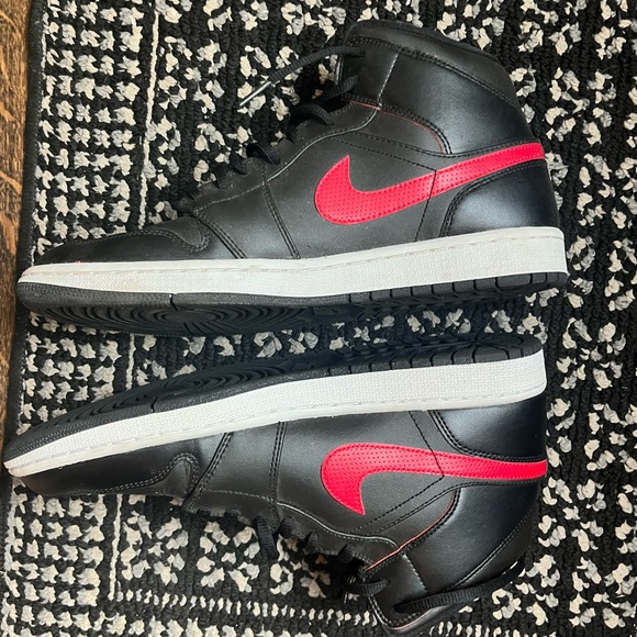 Air Jordan Retro High OG Black/Gym Red Men’s 11 - Picture 4 of 4
